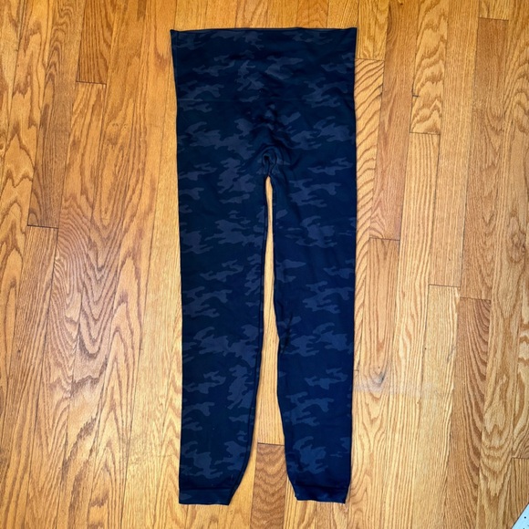 SPANX Look At Me Now Cropped Camo Seamless Leggings Women’s Large - Picture 2 of 6